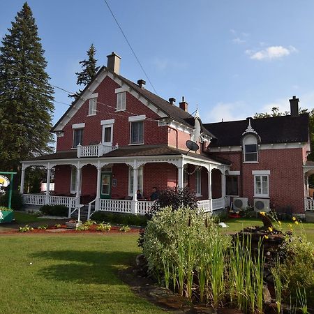 Gil Ann Bed & Breakfast Saint-André-Avellin Екстериор снимка