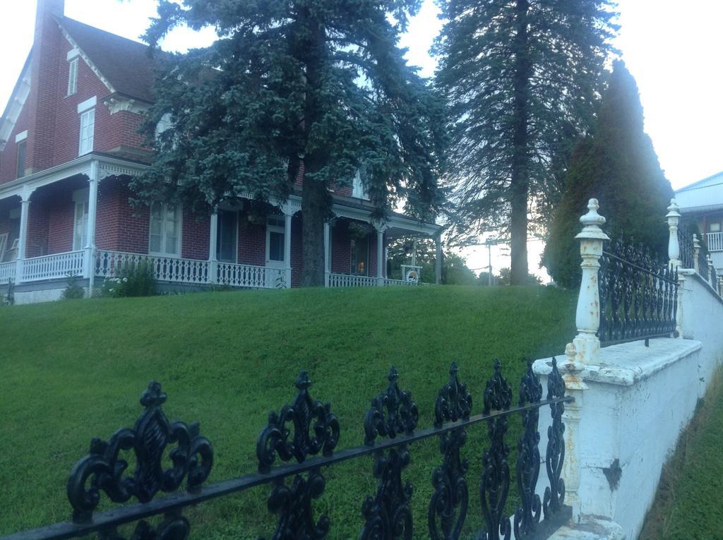 Gil Ann Bed & Breakfast Saint-André-Avellin Екстериор снимка